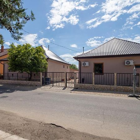 Ivanhoe Apartman Daire Nyírbátor Dış mekan fotoğraf