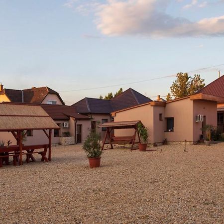 Ivanhoe Apartman Daire Nyírbátor Dış mekan fotoğraf
