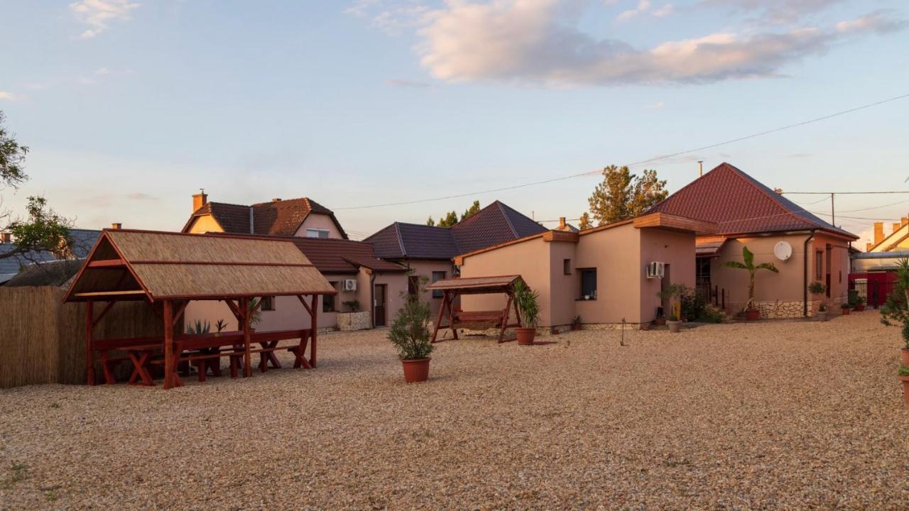 Ivanhoe Apartman Daire Nyírbátor Dış mekan fotoğraf