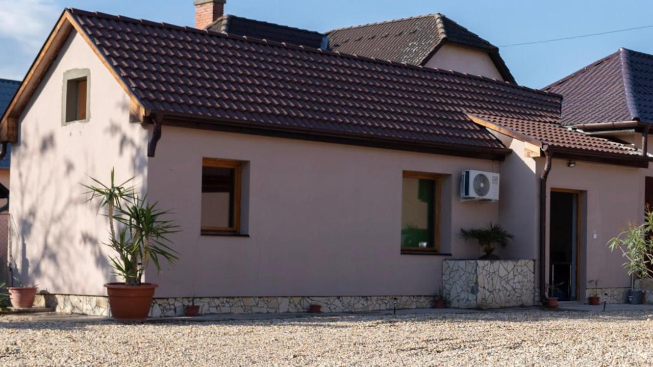 Ivanhoe Apartman Daire Nyírbátor Dış mekan fotoğraf